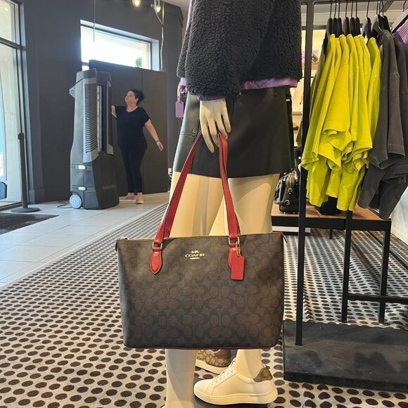 Coach Gallery Tote In Signature Canvas - Picture 10 of 11